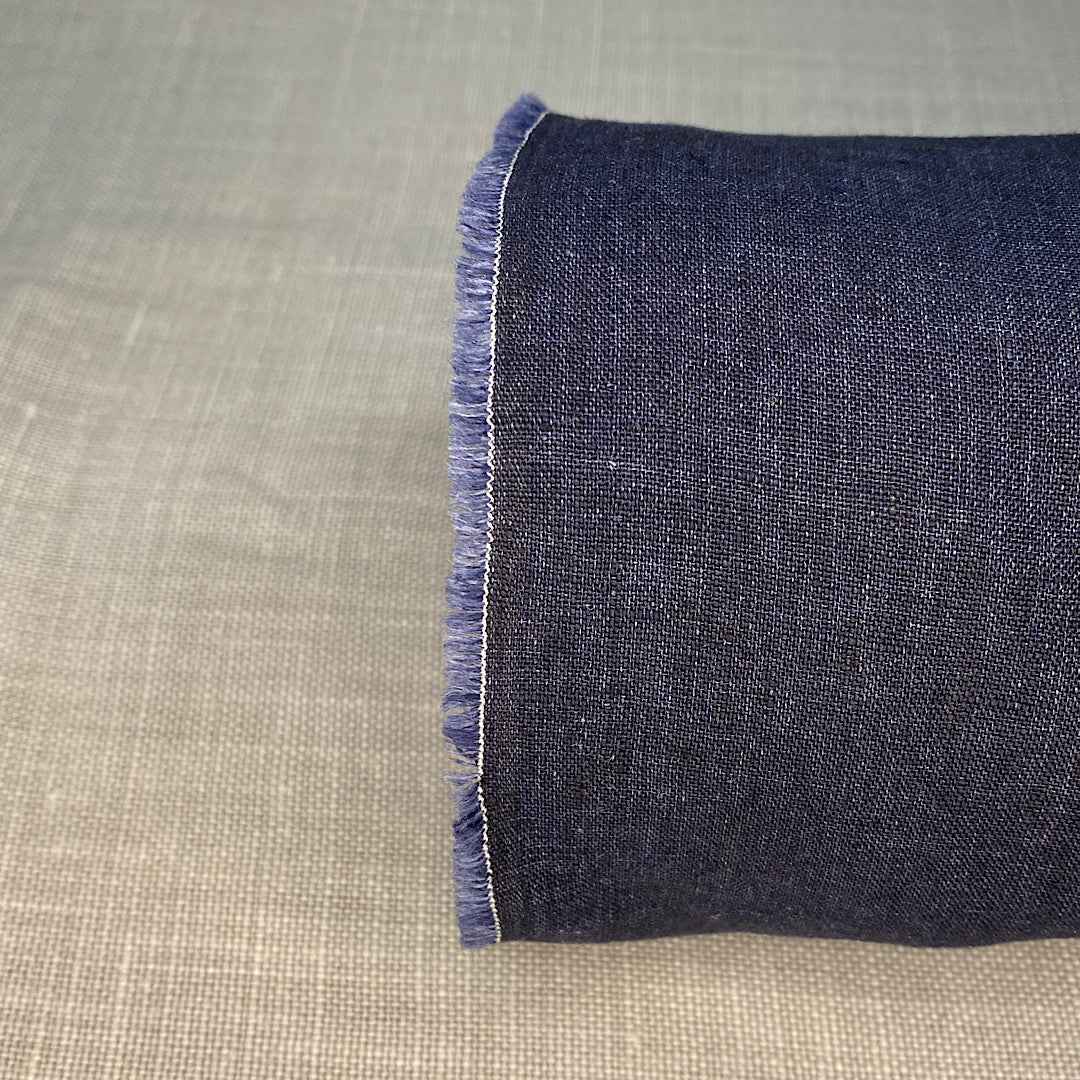Pur lin bleu nuit changeant lavé en atelier